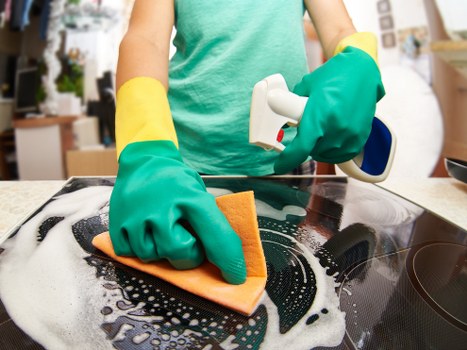 Local oven cleaner helping a kitchen in Acton